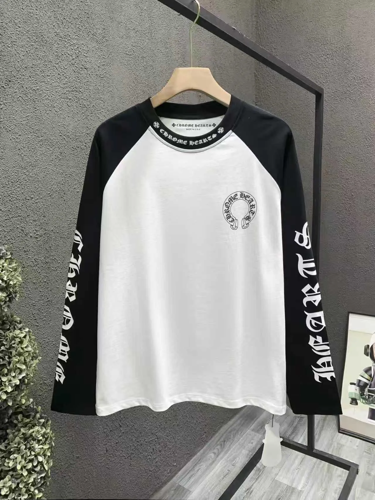 P170 Chrome Hearts 🍁Long T series🍁 Will be available at counters simultaneously in 2022❤ The fabrics have been fully upgraded! ! Crowe black and white letters large horseshoe color matching long-sleeved T. Imported environmentally friendly glue printing and dyeing replica version 1:1 high weight original fabric Color: black and white combination Size: S Length 70 Chest 105 Shoulder width 45 Sleeve length 56 M Length 72 Chest 110 Shoulder width 47 Sleeve length 58 L Length 74 Chest 115 Shoulder width 49 Sleeve length 60 XL Length 76 Bust 120, shoulder width 51, sleeve length 62